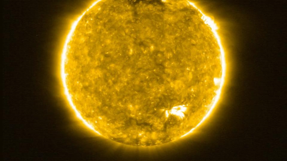 Die Sonne bei einer Wellenlänge von 17 Nanometern, was im extremen ultravioletten Bereich des elektromagnetischen Spektrums liegt.