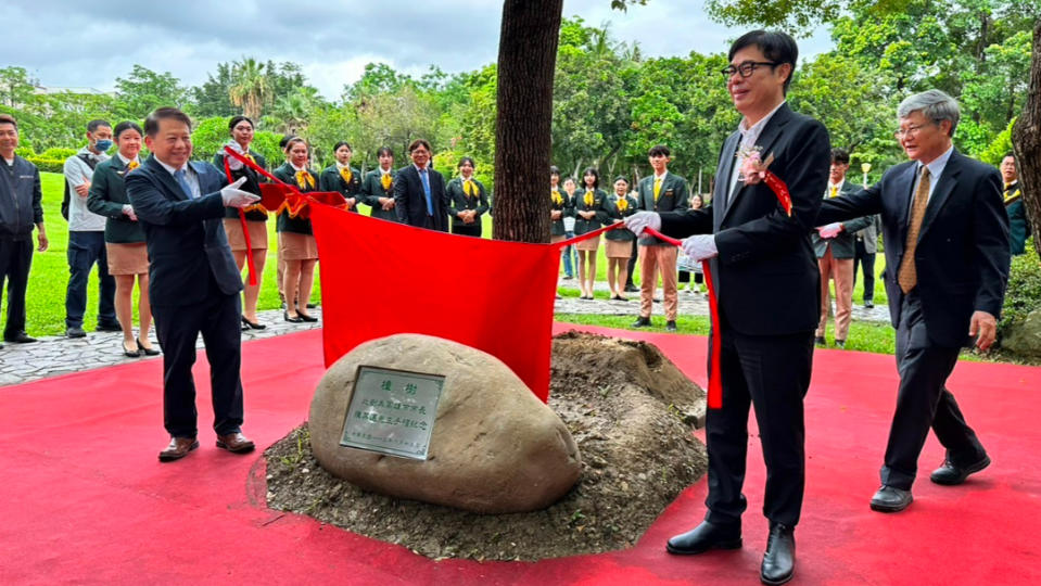 高雄市長陳其邁今（6/12）出席國立高雄餐旅大學2024畢業生謝師祝望典禮。施書瑜攝