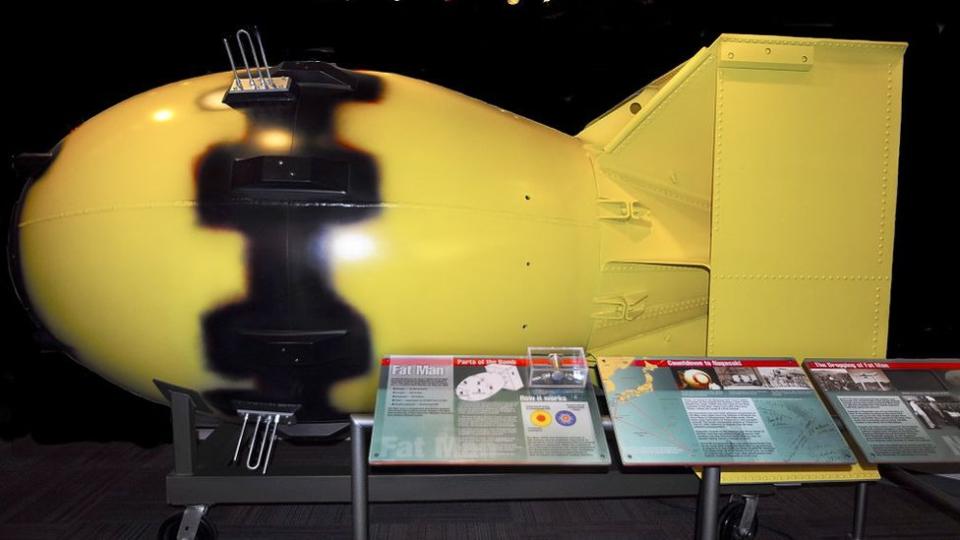 Réplica a tamaño real de la bomba atómica 'Fat Man' que fue lanzada sobre Nagasaki, Japón el 9 de agosto de 1945, y que se encuentra entre las exhibiciones en el Museo de Ciencias Bradbury en Los Alamos, Nuevo México.