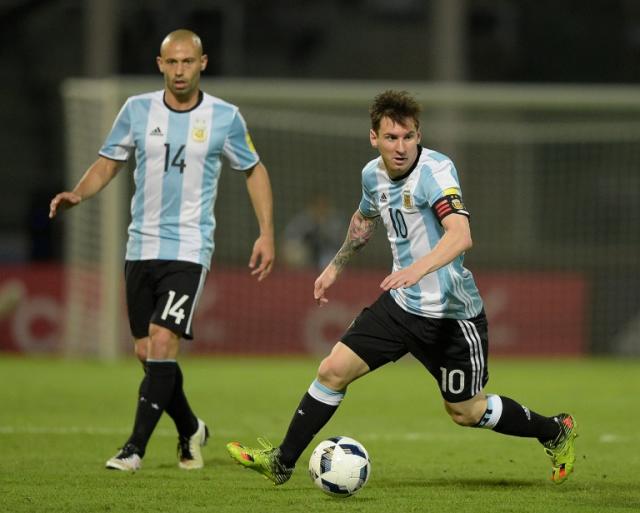 Photo: Paraguay forward Dario Lezcano beats Colombia midfielder