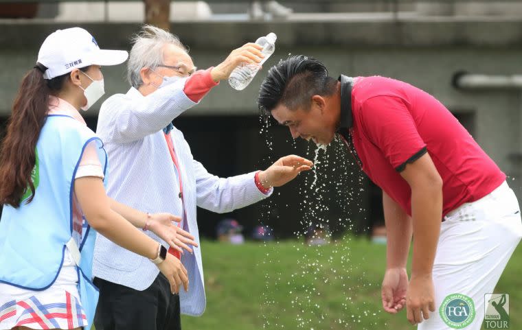 三花棉業創辦人施純鎰為冠軍選手潑水慶賀洪健堯。鍾豐榮攝影