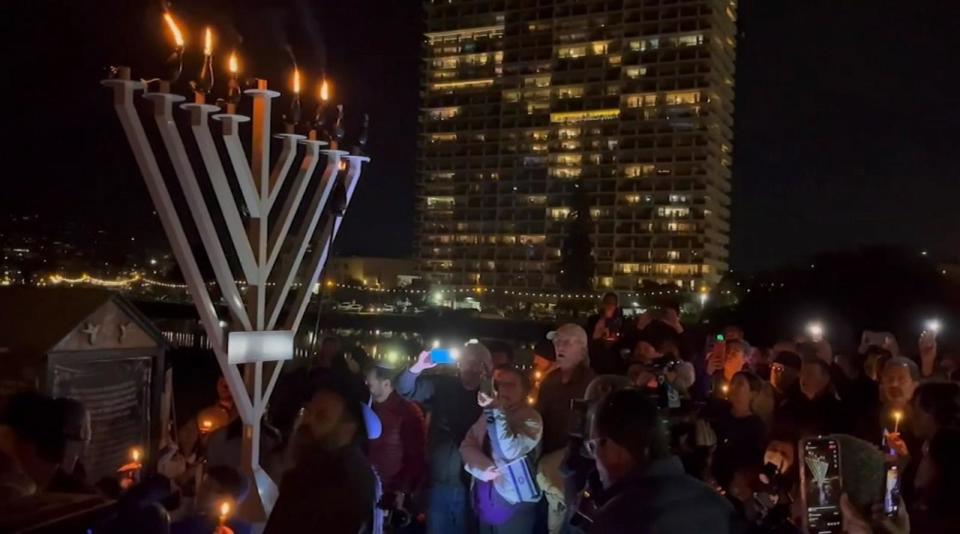 PHOTO: Following the menorah vandalism, hundreds gather for the lighting of a new menorah at Lake Merritt in Oakland, Calif., Dec. 13, 2023. (KGO)