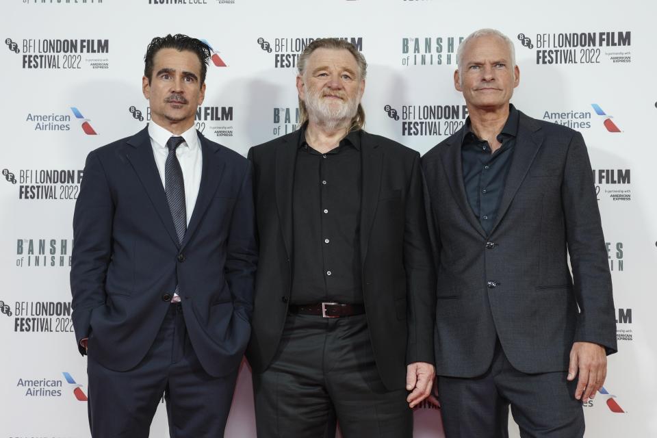 Colin Farrell, de izquierda a derecha, Brendan Gleeson y el director Martin McDonagh posan a su llegada al estreno de "The Banshees of Inisherin" en el Festival de Cine de Londres 2022 en Londres, el 13 de octubre de 2022. (Foto Scott Garfitt/Invision/AP)