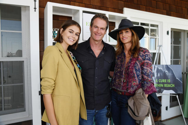 Kaia Gerber and mom Cindy Crawford twin in Gymshark leggings: Where toshop  - Yahoo Sports