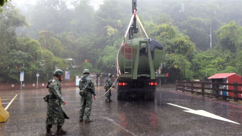 陸軍十軍團52工兵群清晨運送淨水車到清境農場，提供災民乾淨的飲用水。(圖／翻攝畫面)