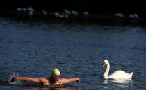 <p>Bei derzeitigen Rekordtemperaturen macht dieser Londoner das einzig Richtige: Er erfrischt sich beim Schwimmen im Serpetine, einem etwa elf Hektar großen See im Hyde Park. (Bild: Reuters/Hannah McKay) </p>