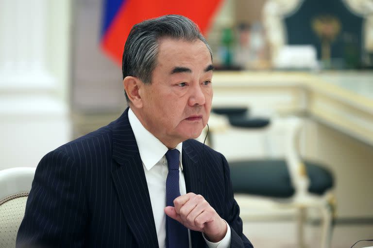 El jefe de la política exterior del Partido Comunista Chino, Wang Yi, habla con el presidente ruso Vladimir Putin durante su reunión en el Kremlin en Moscú, Rusia, el miércoles 22 de febrero de 2023.