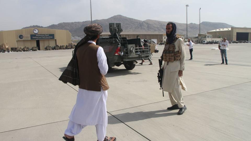 Mitglieder der Taliban gehen nach dem Abzug der US-Truppen über den Flughafen Kabul. (Bild: dpa)