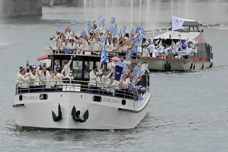 La delegación de Grecia navega en un barco delante de un barco con la delegación del Equipo Olímpico de Refugiados durante la ceremonia de apertura de los Juegos Olímpicos de París 2024