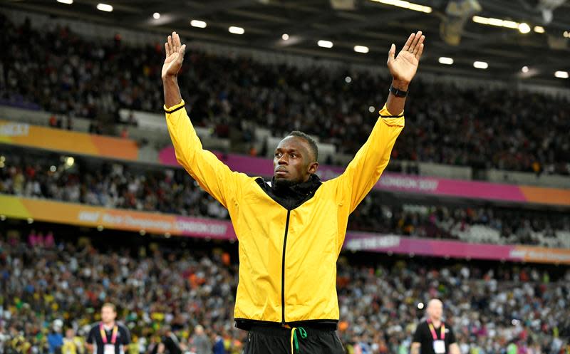 El atleta jamaicano Usain Bolt se despide de sus fans durante la vuelta de honor al estadio olímpico de Londres. EFE