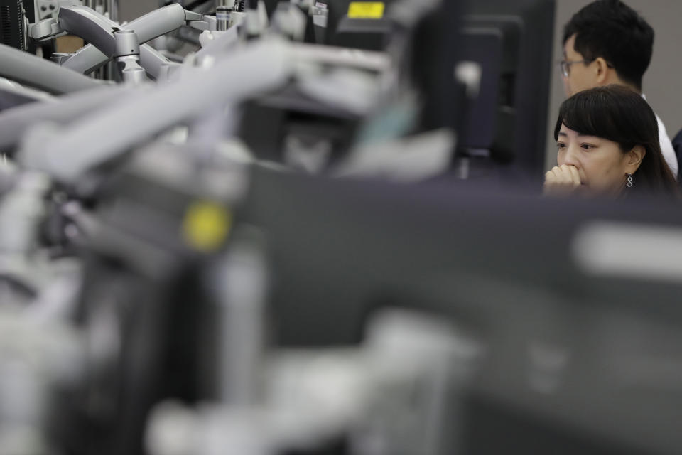 A currency trader watches computer monitors at the foreign exchange dealing room in Seoul, South Korea, Thursday, Aug. 22, 2019. Asian stock markets are mixed Thursday following Wall Street’s rebound as investors looked ahead to a speech by the U.S. Federal Reserve chairman for clues about possible interest rate cuts. (AP Photo/Lee Jin-man)