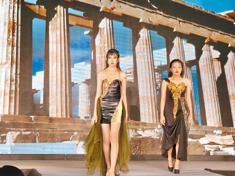 新竹市光復高中時尚造型科2024年「藝啟」畢業動態展演在飯店舉行，讓畢業展有如業界時裝秀，學生們如圓夢般開心。（陳育賢攝）