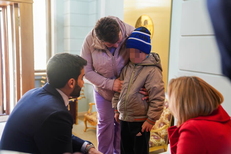 卡達近日協助烏克蘭遭虜幼童回國，盼藉此作為未來人道行動範例。（Photo from @IMO_Qatar via Twitter）