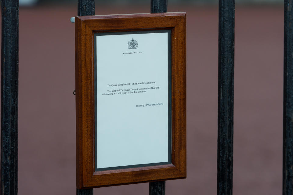 Comunicado del fallecimiento de la reina Isabel II en el Palacio Buckingham en Londres, Inglaterra. (Photo by Wiktor Szymanowicz/Anadolu Agency via Getty Images)