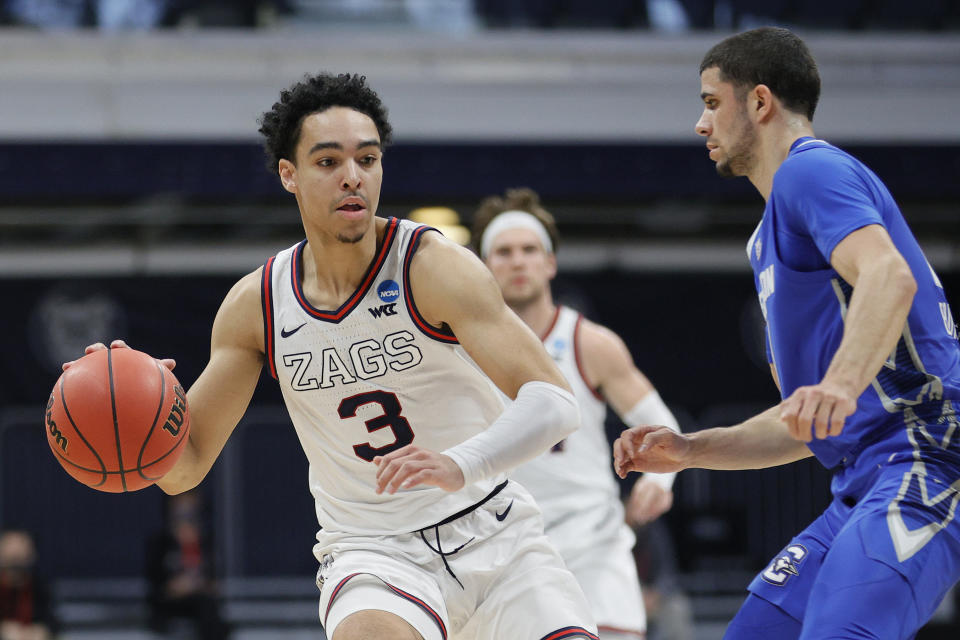 Andrew Nembhard of the Gonzaga Bulldogs drives against Marcus Zegarowski of the Creighton Bluejays. (Photo by Sarah Stier/Getty Images)