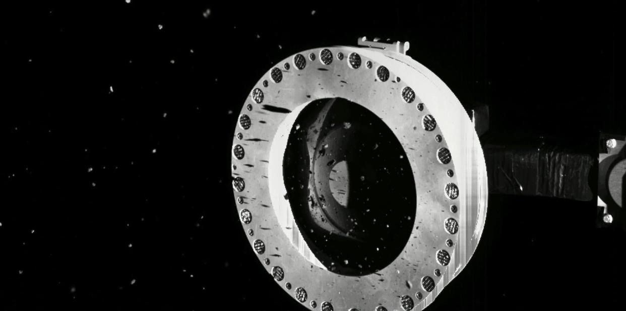 La sonde Osiris-Rex après avoir collecté des cailloux et particules sur l'astéroïde Bennu - Handout - NASA - AFP