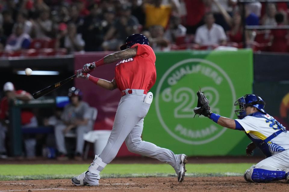 El panameño José Ramos pega un jonrón de dos carreras en el cuarto inning contra Brasil en un partido clasificatorio para el Clásico Mundial de Béisbol del 2023, en el Estadio Nacional Rod Carew en la Ciudad de Panamá, el martes 4 de octubre de 2022. (Foto AP/Arnulfo Franco)