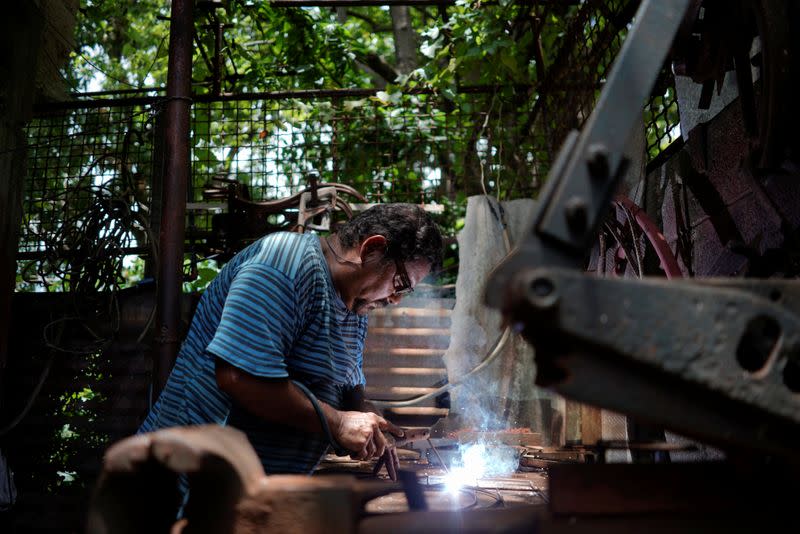 Imagen de Jorge Enrique Salgado trabajando en la réplica de la Eiffel Tower que construyó en el techo de su casa en La Habana