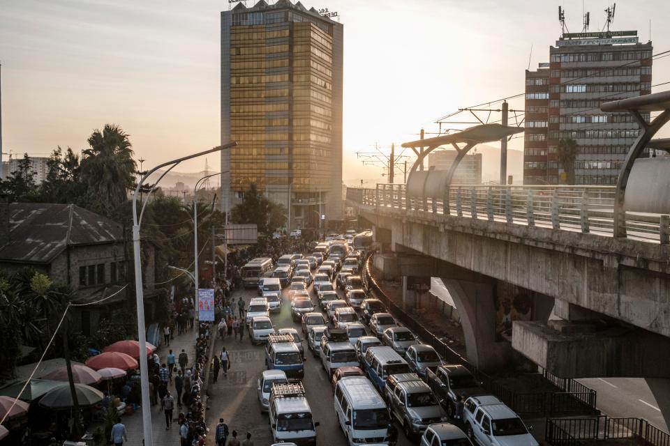 Un gran atasco en Adís Abeba, capital de Etiopía. (Photo by EDUARDO SOTERAS/AFP via Getty Images)