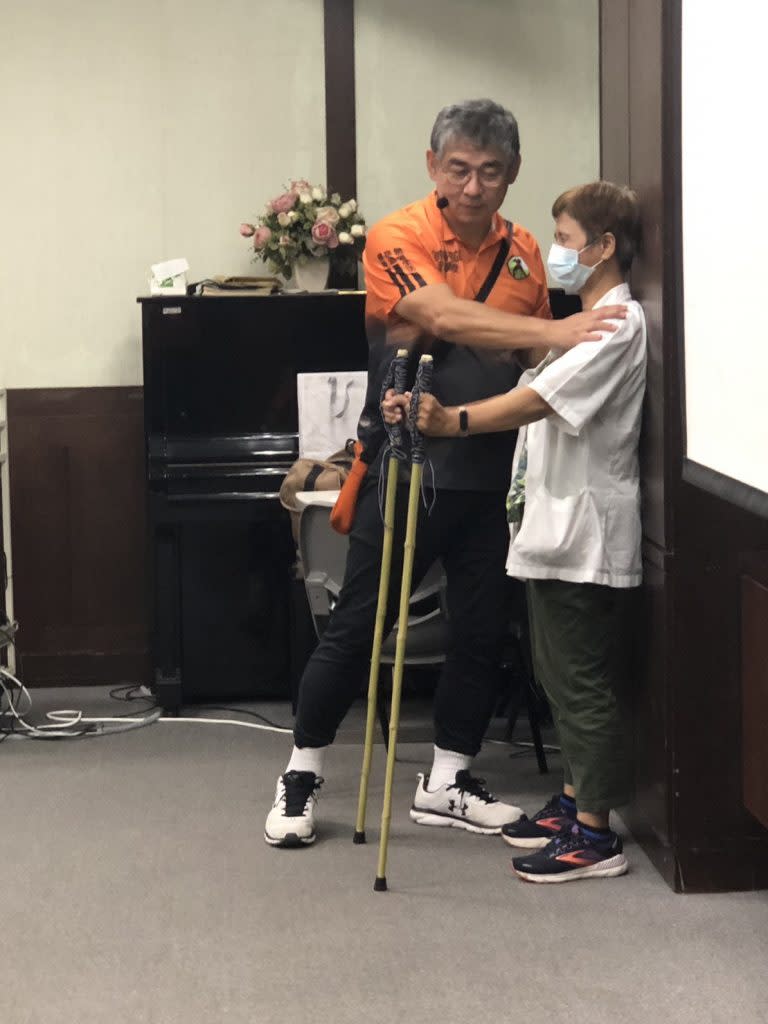 醫師郭健中講授如何利用健走杖做支撐，幫助虛弱長者站起來且走得更穩、更安全。（新樓醫院提供）