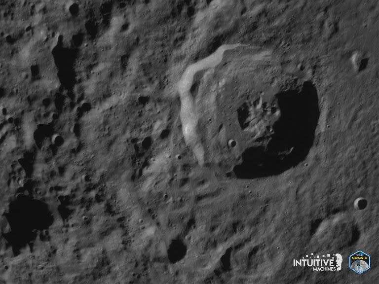En esta fotografía, cortesía de Intuitive Machines, se muestra una imagen de la cámara de navegación del cráter Bel’kovich K en las tierras altas ecuatoriales del norte de la Luna mientras el módulo de aterrizaje lunar se prepara para su aterrizaje (via Agencia AFP)