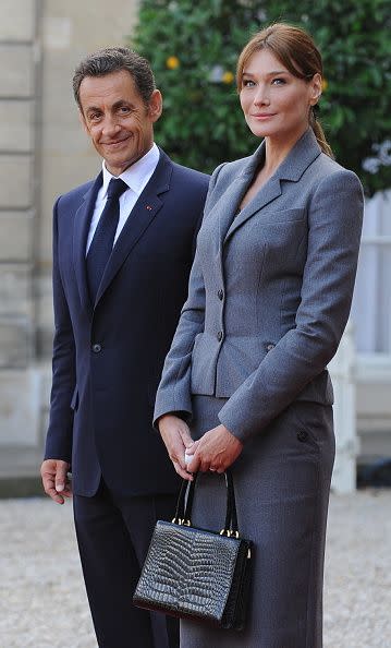 <p>Nicolas Sarkozy: 5' 5"<br>Carla Bruni: 5' 9"</p>