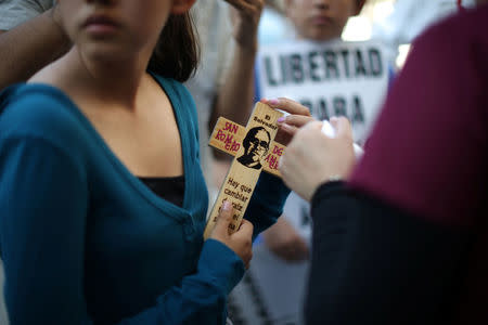 Supporters of Romulo Avelica, an immigrant who was arrested on February 28 after he dropped his daughter at school, protest outside the ICE Federal Building in Los Angeles, California, U.S., March 13, 2017. REUTERS/Lucy Nicholson