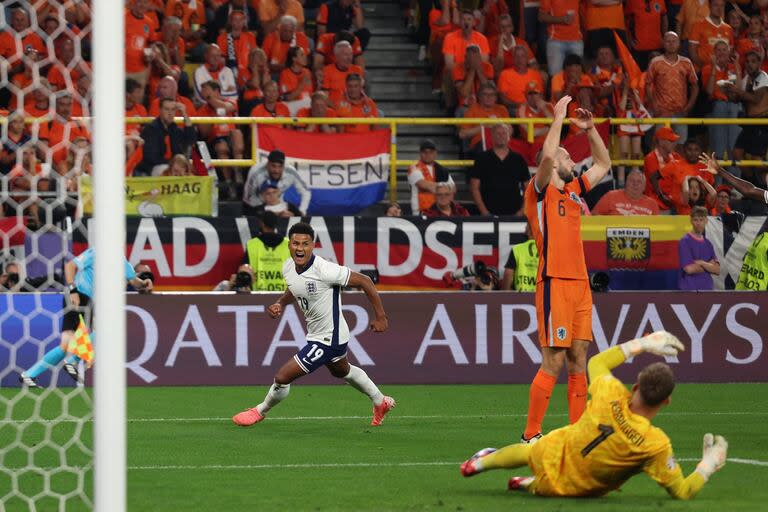 Ollie Watkins ingresó a los 35 minutos del segundo tiempo, y a los 45 consiguió el gol del 2-1 que puso a Inglaterra en la primera final de su historia en suelo foráneo; Stefan De Vrij y Bart Verbruggen sienten el mazazo tan cercano al cierre de la segunda semifinal de la Eurocopa.