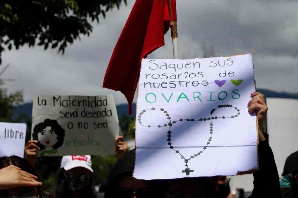Carteles en marcha a favor del aborto en Oaxaca: "Saquen sus rosarios de nuestros ovarios" y "la maternidad será deseada o no será". (Foto: Archivo Cuartoscuro)