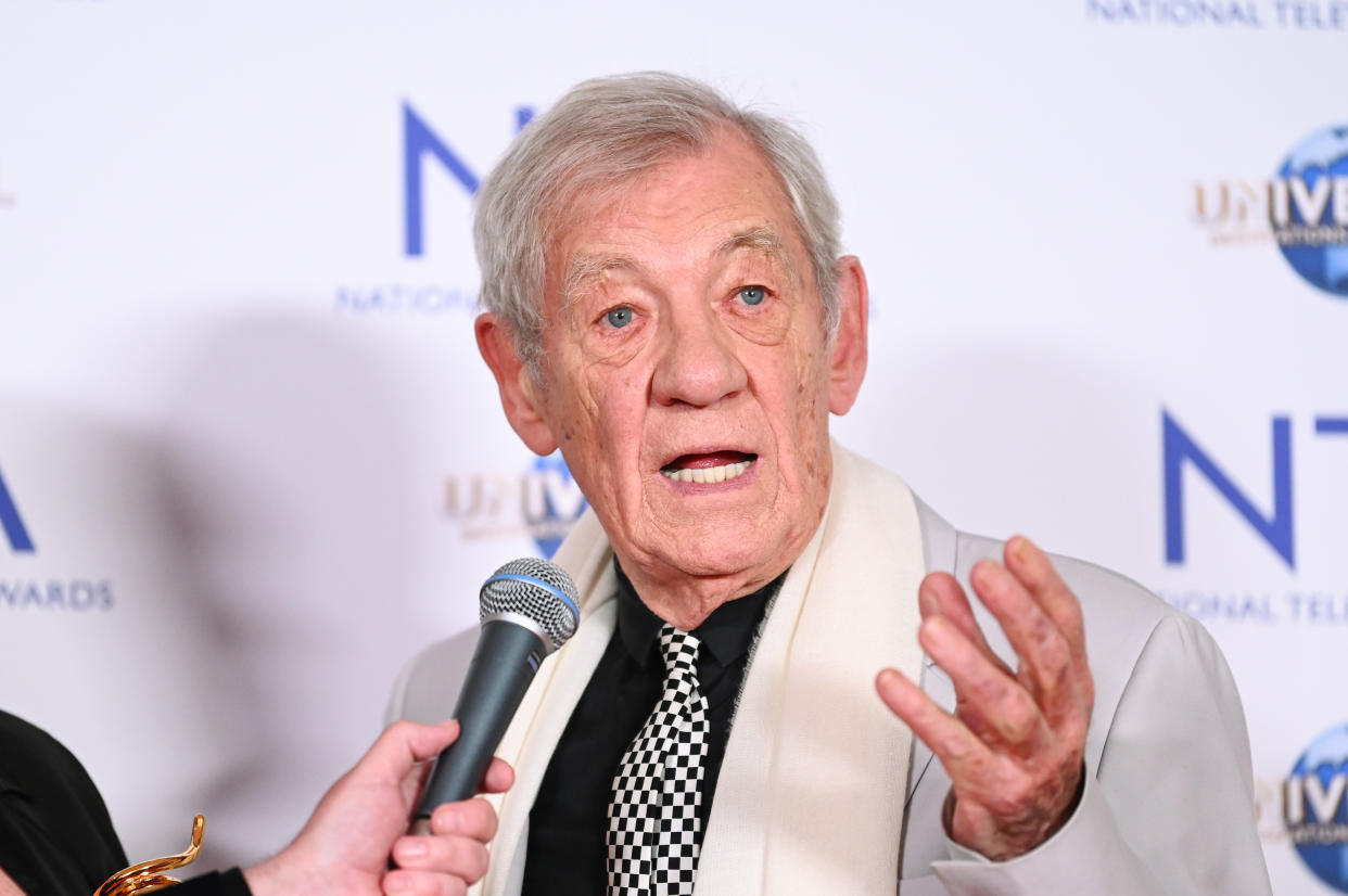 LONDRES, INGLATERRA - 5 DE SEPTIEMBRE: Sir Ian McKellen posa en la sala de prensa de los Premios Nacionales de Televisión 2023 en el O2 Arena el 5 de septiembre de 2023 en Londres, Inglaterra. (Foto de Joe Maher/WireImage)