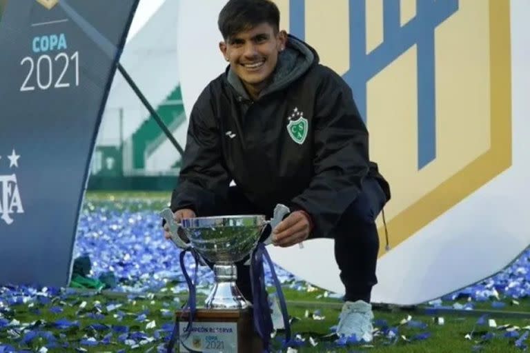 Gonzalo Durañy, con el trofeo por el título de reserva que conquistó con Sarmiento hace algunos meses