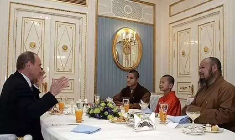 少林寺武僧總教頭釋延庄曾與俄羅斯總統普丁喝茶聊天。   圖:翻攝自網易新聞