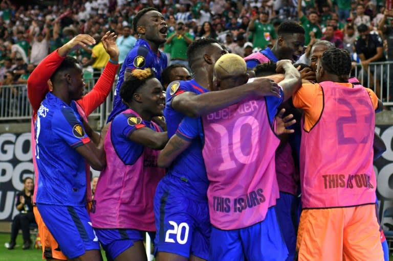 El delantero haitiano Frantzdy Pierrot celebra el gol de la victoria en la victoria 2-1 sobre Qatar en un partido del Grupo B de la Copa Oro de CONCACAF (Mark FELIX)