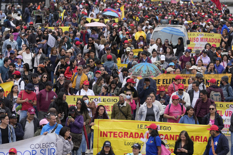 El sindicato de maestros de Colombia inició el miércoles una huelga nacional e indefinida para exigir al gobierno el retiro de una iniciativa legislativa que reglamenta el sistema educativo y que está cerca de ser aprobada por el Congreso, Bogota, Colombia, miércoles 12 de junio de 2024. (AP Foto/Fernando Vergara)