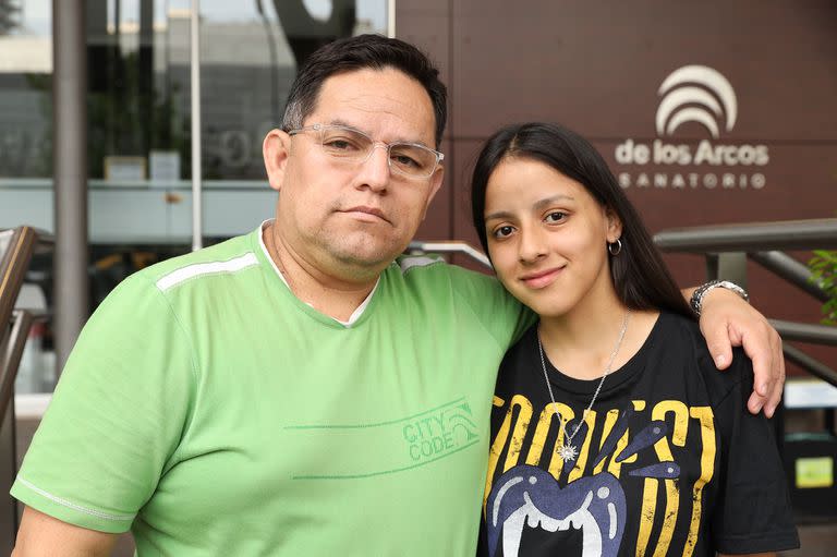 Juan Cruzado y Alejandra Cruzado, en la puerta del Sanatorio de Los Arcos