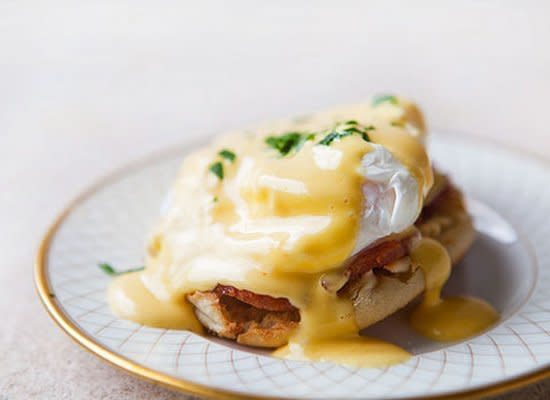 <strong>Get the<a href="http://www.simplyrecipes.com/recipes/eggs_benedict/" target="_hplink"> Eggs Benedict recipe</a> by Simply Recipes</strong>