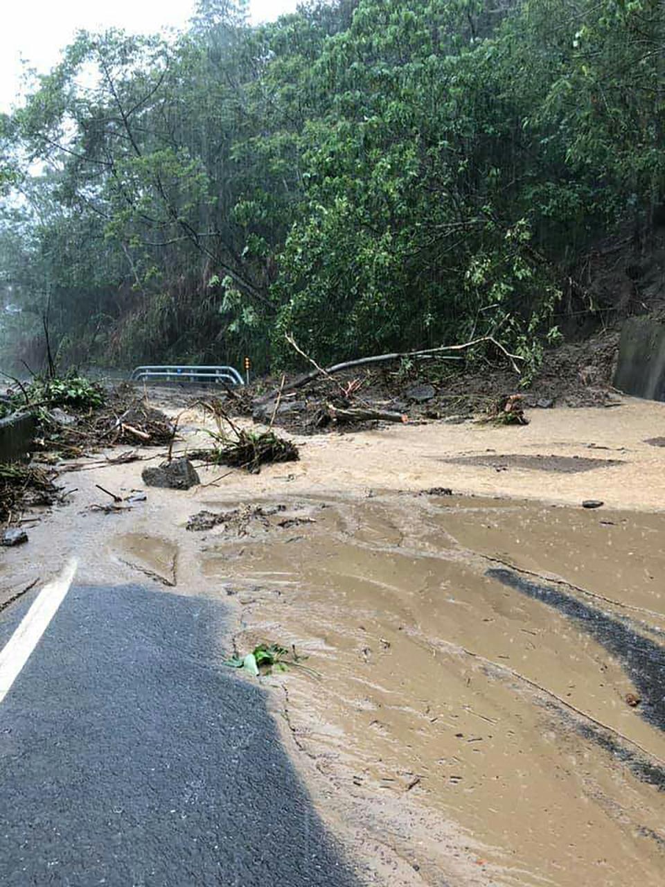 嘉義縣番路與大埔交界一帶山區，28日降大雨，造成台3線325公里處，邊坡土石大量崩落，交通中斷。（中央社/林子欽提供） 