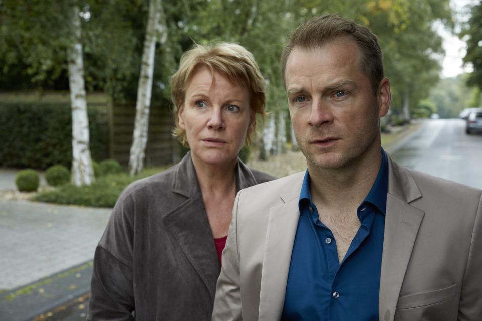 Seit 2008 verkörpert Mariele Millowitsch die Kriminalhauptkommissarin Marie Brand in der gleichnamigen ZDF-Serie. Ihr Partner ist von an der Seite von Beginn an der Kriminalhauptkommissar Jürgen Simmel, gespielt von Hinnerk Schönemann. (Bild: ZDF / Guido Engels)