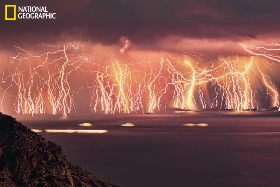 Du feu dans le ciel! Cette séquence d'images regroupe 70 éclairs pris sur l'île d'Ikaría en Grèce, lors d'un orage violent qui a eu lieu le 16 Juin 2011. <br><br>Toutes les photos sur <a href="http://ngm.nationalgeographic.com/your-shot/weekly-wrapper" rel="nofollow noopener" target="_blank" data-ylk="slk:nationalgeographic.com;elm:context_link;itc:0;sec:content-canvas" class="link ">nationalgeographic.com </a>