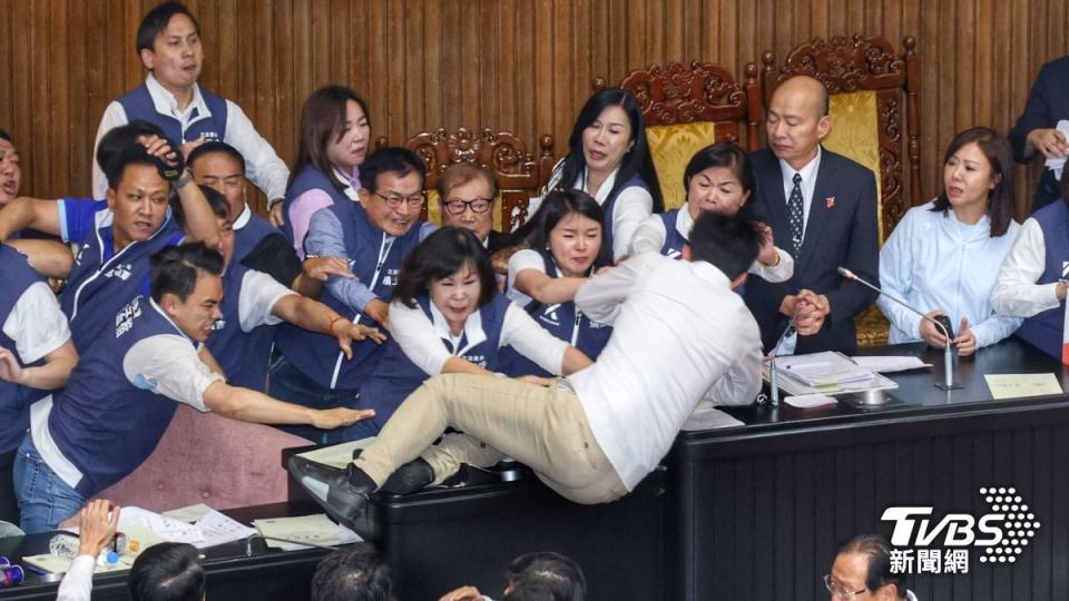 民進黨郭國文摔下主席台。（圖／葉志明攝）