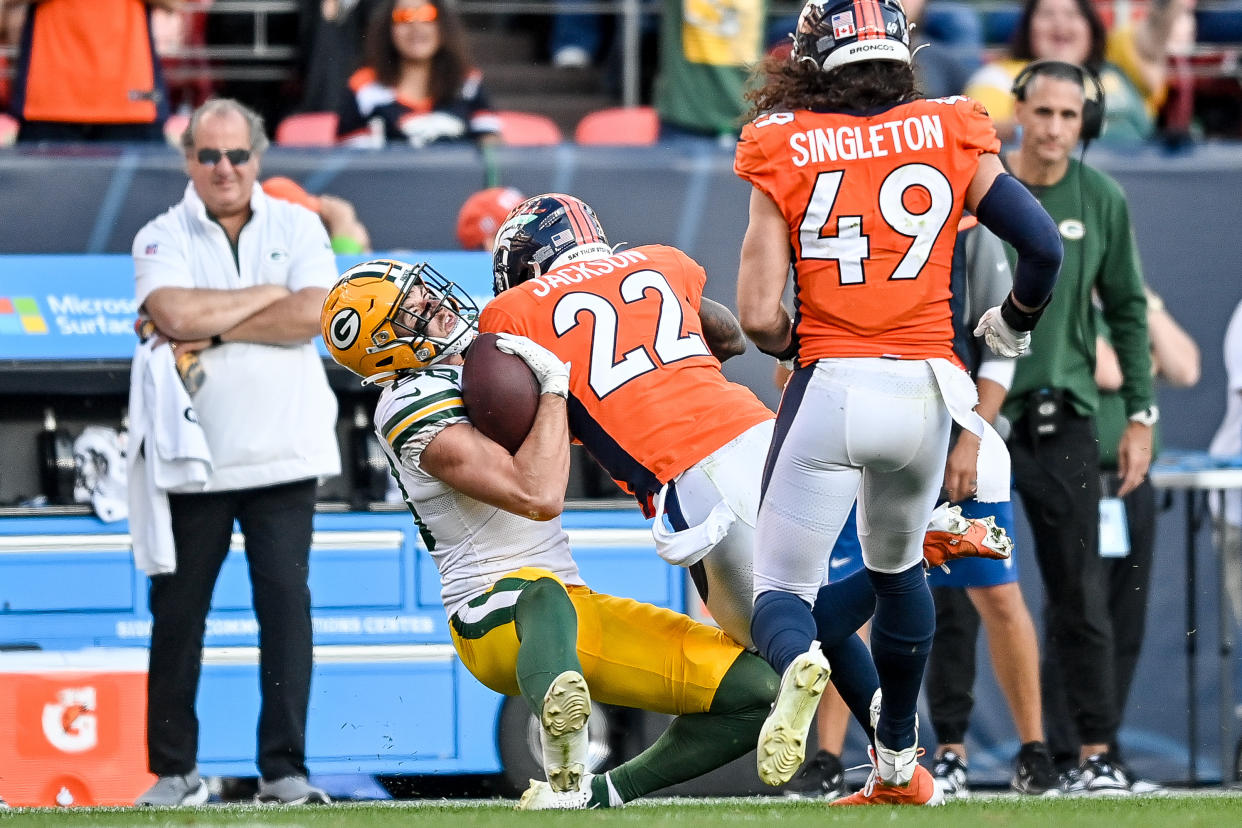 Kareem Jackson, safety de los Denver Broncos, fue suspendido por cuatro partidos tras este golpe sobre  Luke Musgrave de los Green Bay Packers. (Photo by Dustin Bradford/Getty Images)