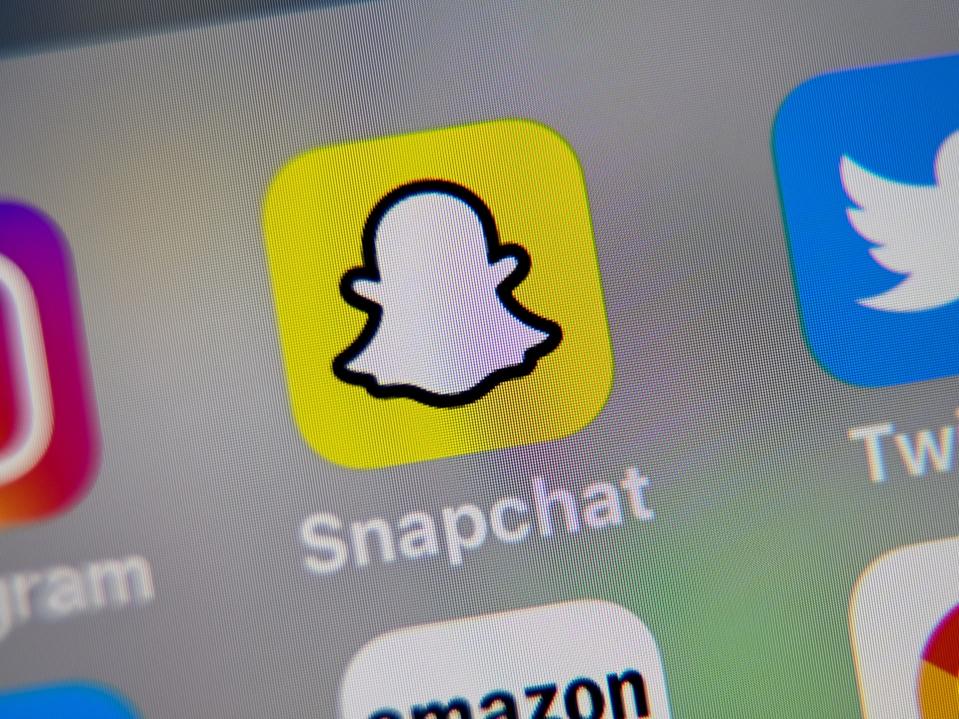 Una foto tomada el 1 de octubre de 2019 en Lille muestra el logotipo de la aplicación móvil Snapchat en una tableta. (AFP via Getty Images)