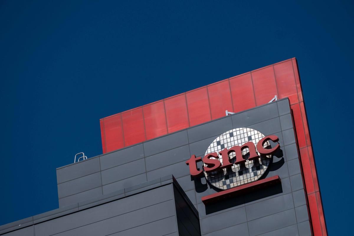 TSMC Shares Decline After Buffett’s Berkshire Slashes Holdings