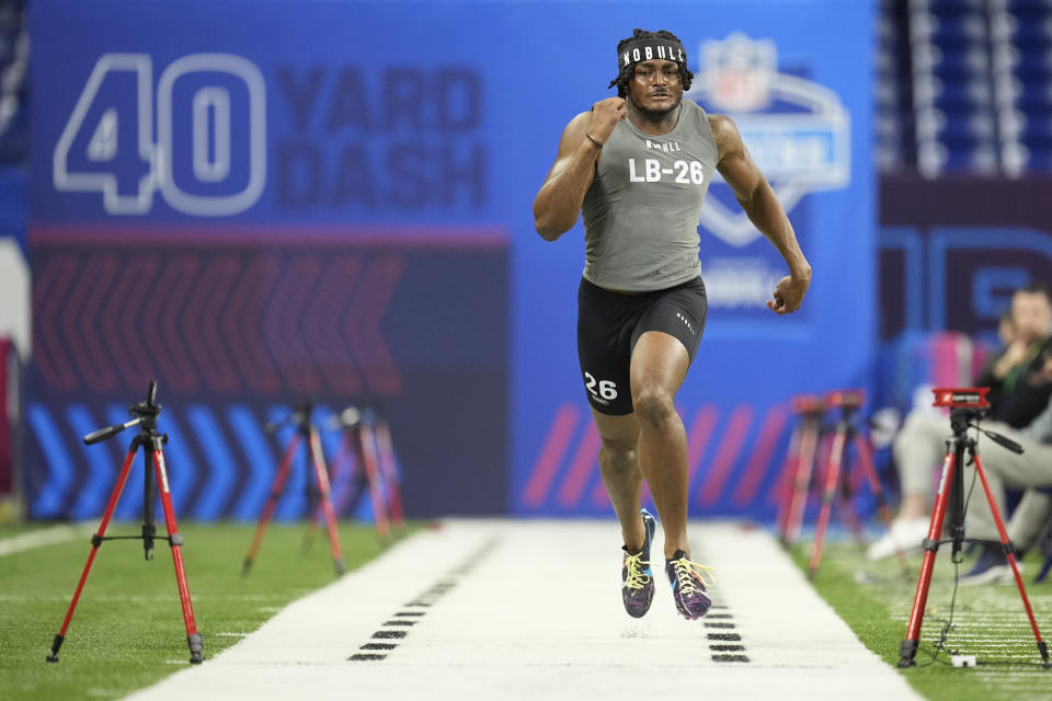 Alabama linebacker Dallas Turner runs the 40-yard dash at the NFL football scouting combine, Thursday, Feb. 29, 2024, in Indianapolis. (AP Photo/Michael Conroy)