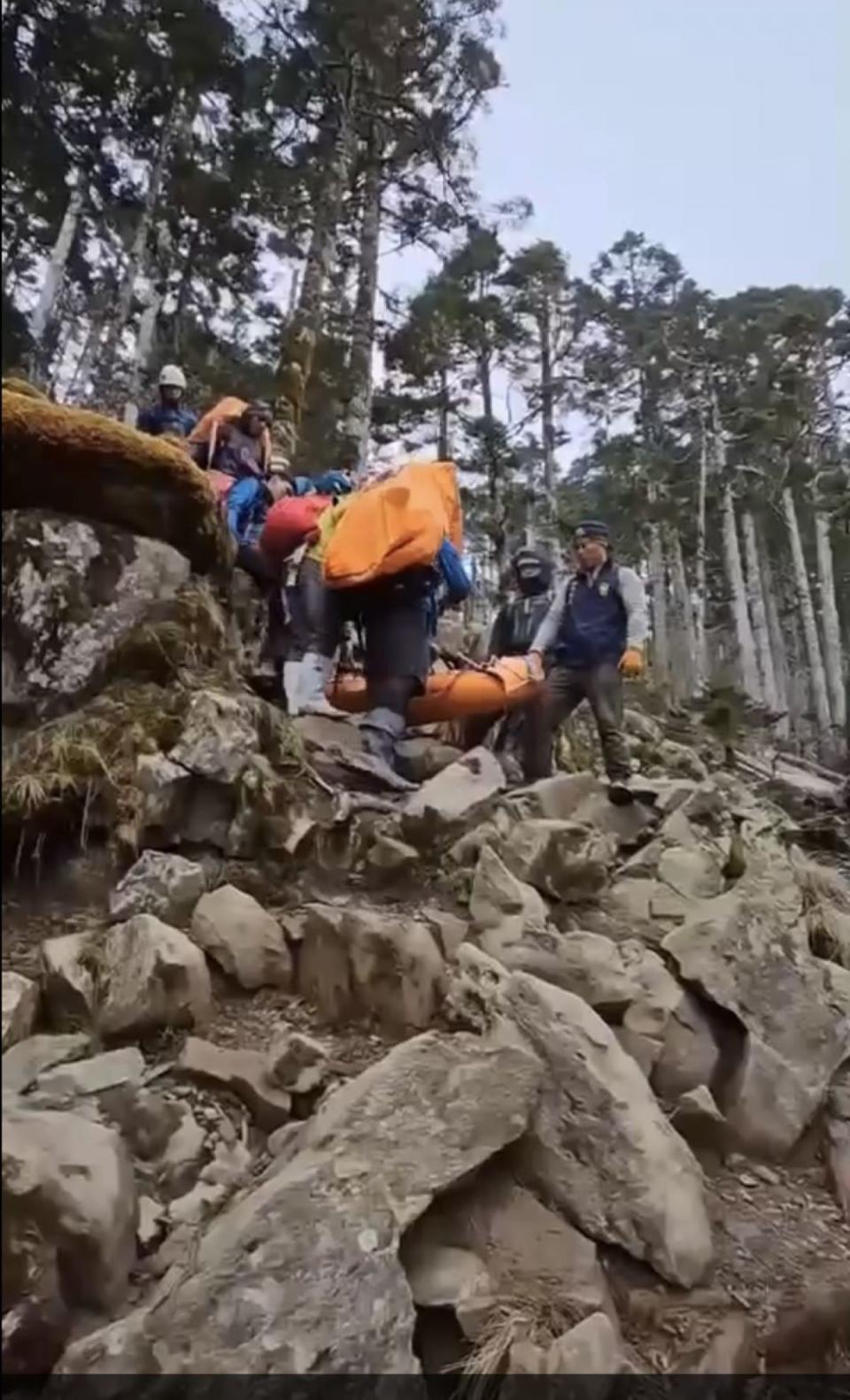 三千公尺高山救援困難，救難人員相當辛苦。（圖：消防局提供）