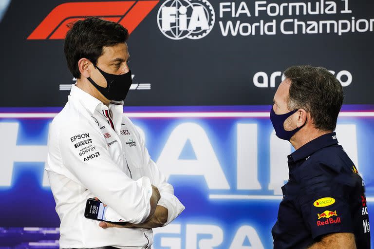 Toto Wolff y Christian Horner, los directores de Mercedes y Red Bull Racing, exponentes de la tensión fuera de la pista entre las dos estructuras que 