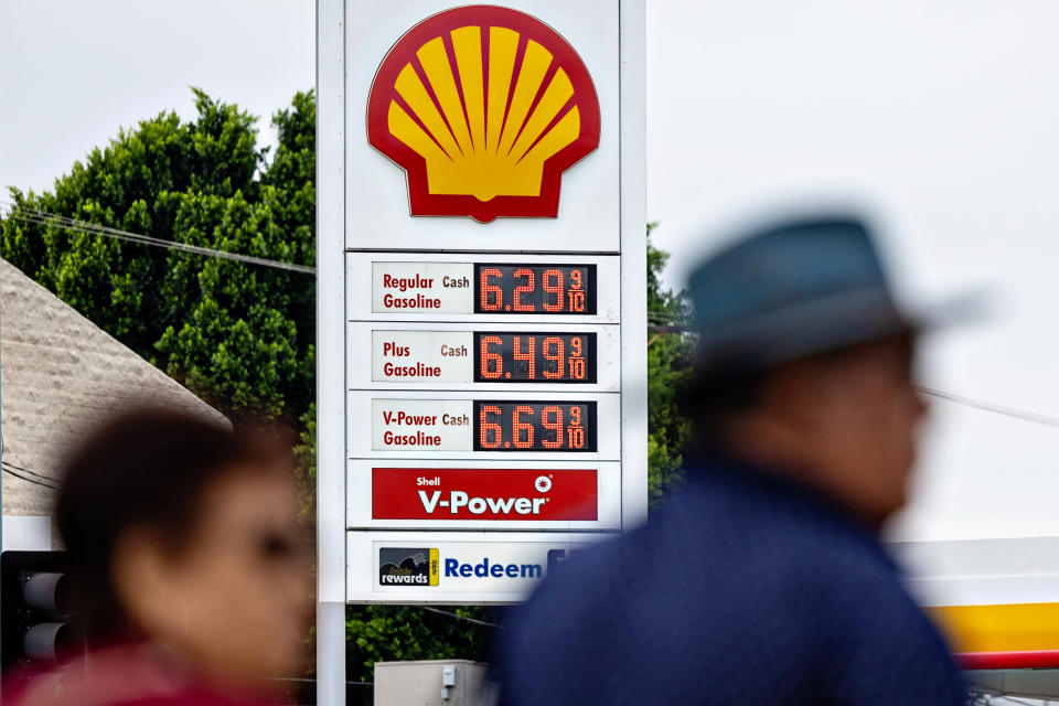 Los Angeles, CA - September 17: Like many other gas stations in the Southland a Shell gas station on the corner of Lankershim Blvd. and Tujunga Ave. in North Hollywood has gas prices steadily increasing on Sunday, Sept. 17, 2023 in Los Angeles, CA. (Jason Armond / Los Angeles Times via Getty Images)