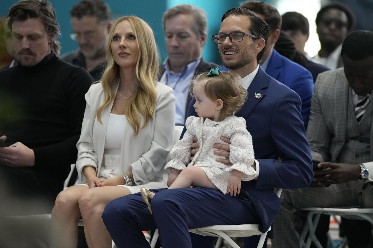 Mike McDaniel holds his daughter Ayla prior to being introduced as News  Photo - Getty Images