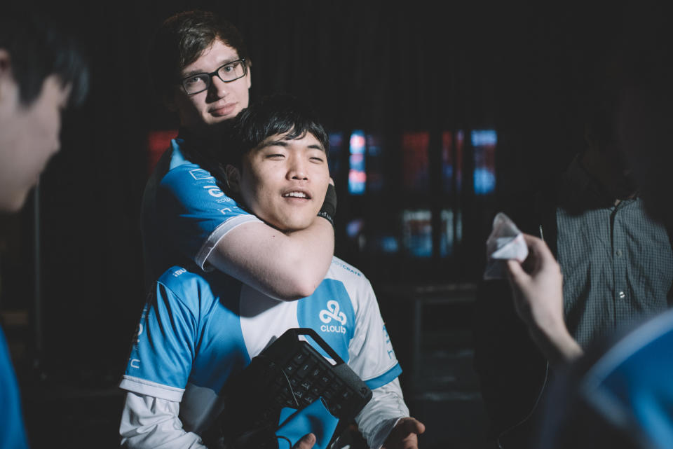 William “Meteos” Hartman and Jung “Impact” Eon-yeong at 2016 Worlds (Riot Games Brazil/lolesportsbr)
