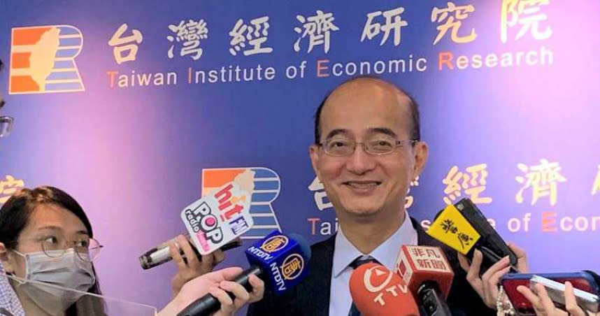 台灣經濟研究院長張建一樂觀估測下半年景氣復甦。（圖／陳碧芬攝）